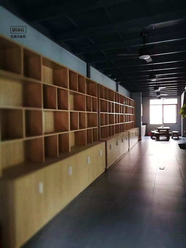 USWEL 乐用设计中心样品展示长廊，实木多层置物书架走廊，产品研发展示区