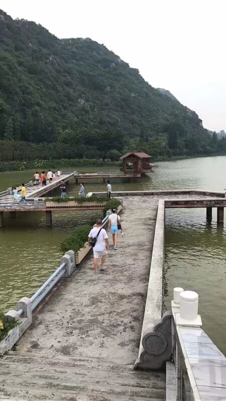 七星岩湖面拱桥倒影