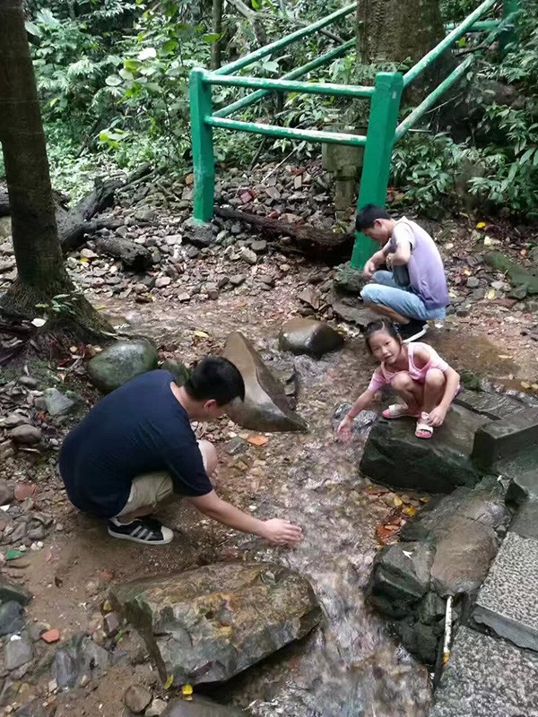 员工山涧溪流戏水纳凉