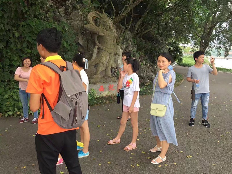 团队漫步鼎湖山林栈道