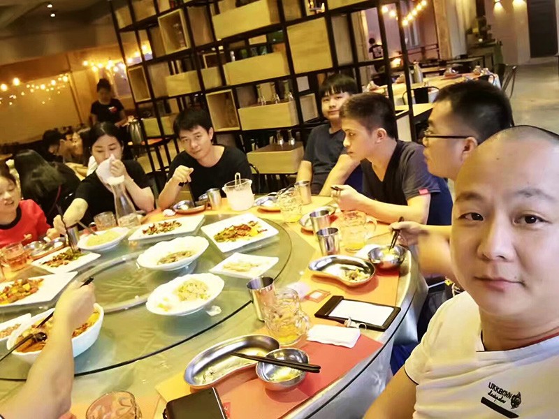 乐用电器团队建设：电商与设计部门夏日聚餐，凝聚力量共创未来-图片1